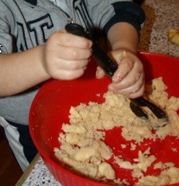 Attività di vita pratica Montessori - cucinare 14