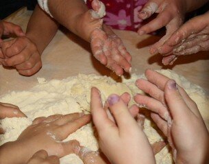 Attività di vita pratica Montessori - cucinare 16