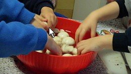 Attività di vita pratica Montessori - cucinare 19