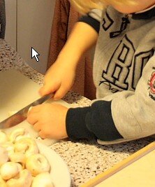 Attività di vita pratica Montessori - cucinare 20