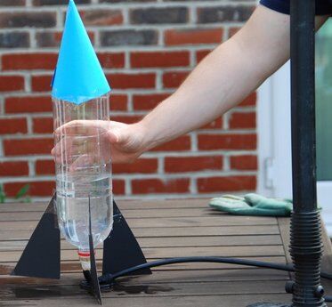 Esperimenti scientifici per bambini - Razzo ad acqua 1
