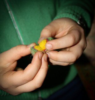 Geodi di feltro e palline di feltro coi bambini 10