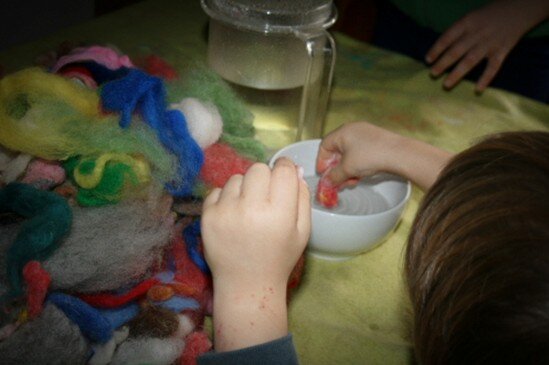 Geodi di feltro e palline di feltro coi bambini 4