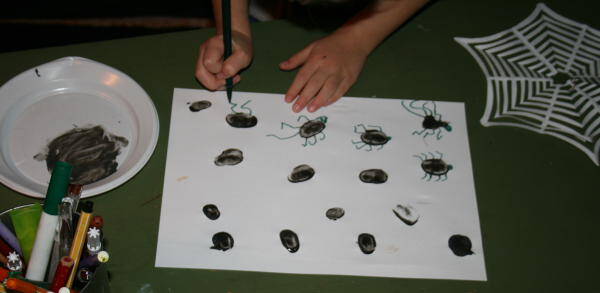 Lavoretti per Halloween - ragnetti con le impronte delle dita