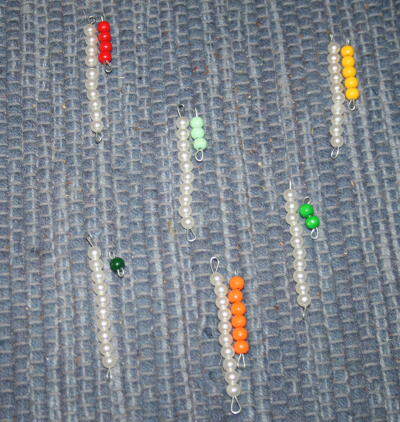 Esercizi con le tavole di Sèguin e le perle colorate Montessori gennaio48