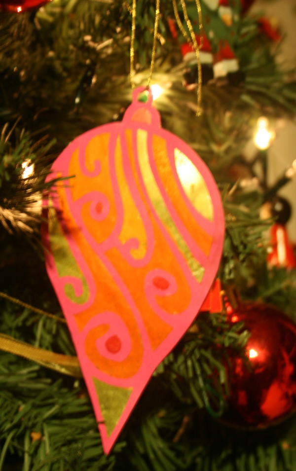 Pallina per l'albero di Natale realizzata in cartoncino colorato e carta velina