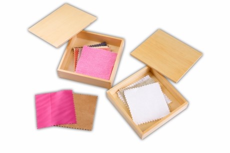 2 scatole con tessuti Montessori