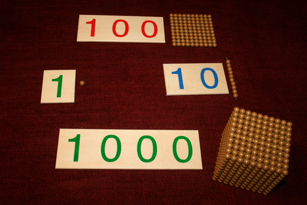 Esercizi coi cartelli dei numeri e le perle dorate Montessori
