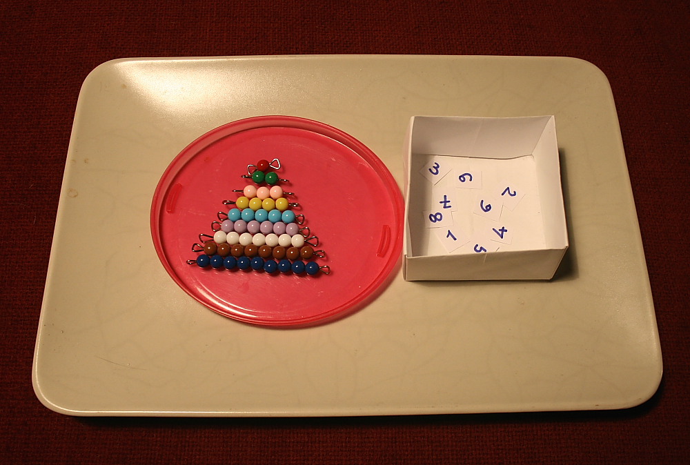 Quadrati e catene di perle colorate Montessori