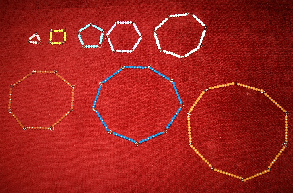 Perle colorate Montessori: altre attività coi quadrati e i cubi dei numeri